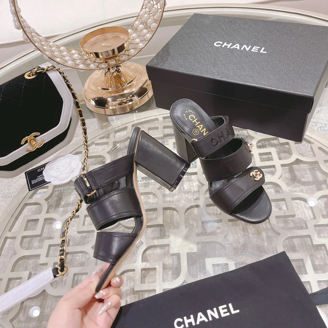 👟👟Ex-factory price 540👟👟 🌹🌹🌹2025 latest CHANEL Chanel early spring catwalk new model 🌸️Purchased the original version in Hong Kong and opened the mold exclusively. Top quality % genuine last developed with smooth lines. The shoe shape is perfect and can be safely entered and exited from the counter! Official website 1:1 production. 🇮🇹🇮🇹🇮🇹 Material: Mixed sheepskin imported from Italy & private molded double C buckle and letters are delicate, smooth, shiny and feel great! 💅The fabric and the feet are made of the same material, which is great on the feet! ! ! Color: black/apricot Code number: 34-40 (custom-made sizes 41 and 42 are non-refundable)